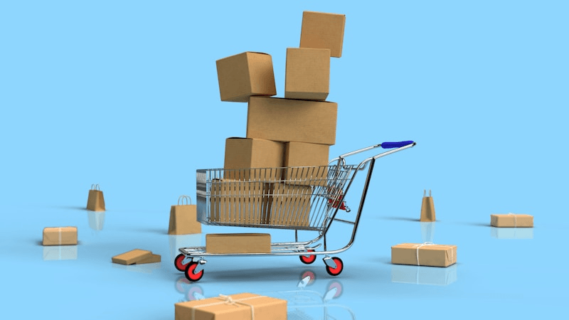 Scatola di spedizione su sfondo scuro con luce calda, simbolo del commercio online e dell'e-commerce per PMI