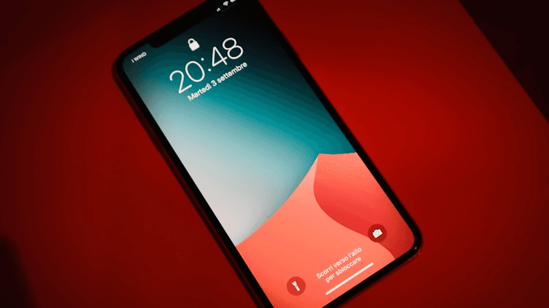 Schermata di smartphone con notifiche push in primo piano su sfondo scuro