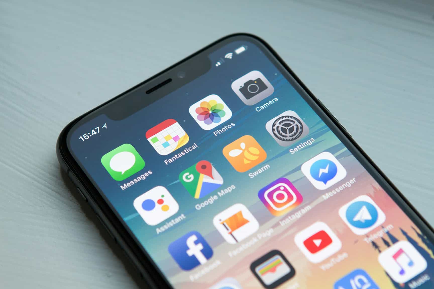 Smartphone con schermata di installazione di una Progressive Web App, simbolo del confine tra sito web e app mobile