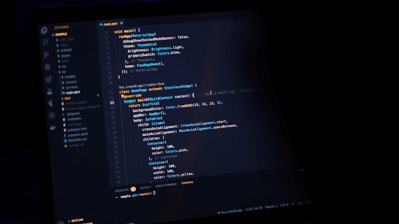 Schermo con codice JavaScript e icone di browser moderni su sfondo scuro
