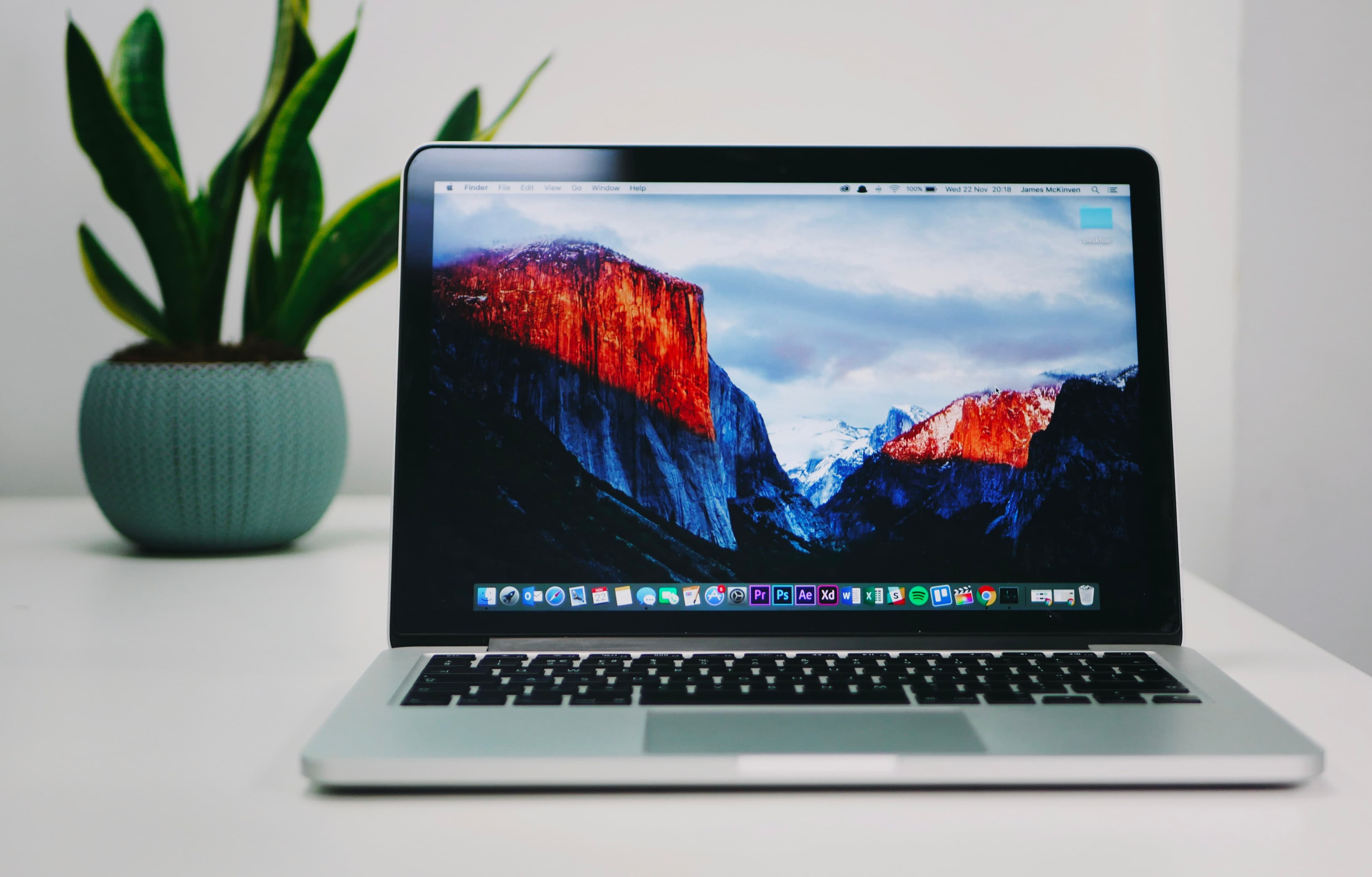 MacBook Pro aperto su una scrivania, simbolo del lavoro di sviluppo web professionale