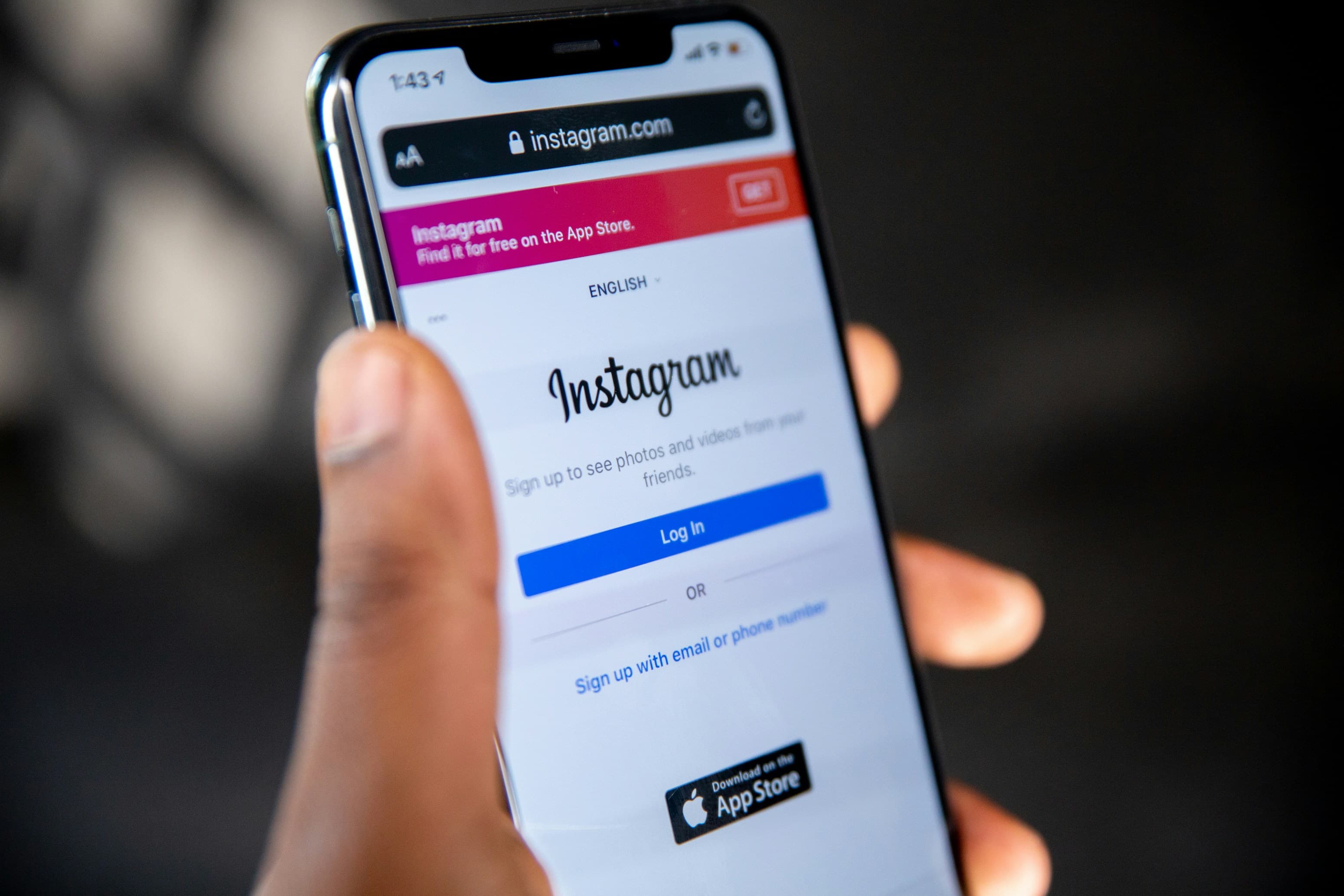Persona che utilizza uno smartphone Samsung, simbolo dell'uso dei social media e di Instagram per le attività