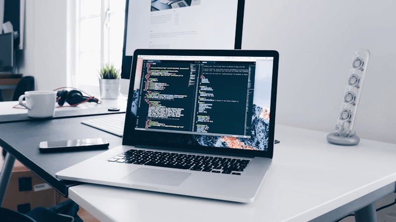 Schermo di laptop con terminale aperto e aggiornamenti npm in corso