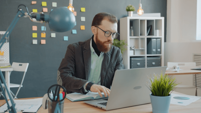 Schermata di interfaccia AI su laptop in ambiente di lavoro professionale con luce soffusa