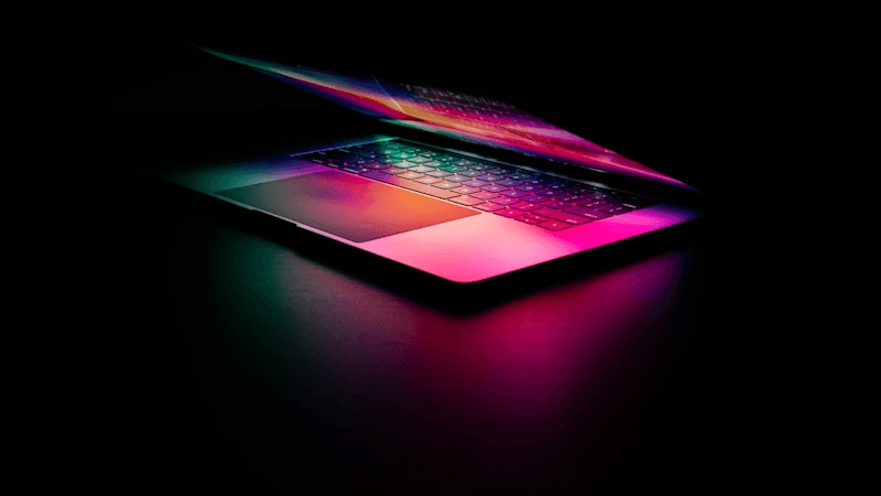 Schermo di laptop con lucchetto digitale che simboleggia la privacy dei dati aziendali nell'era dell'AI