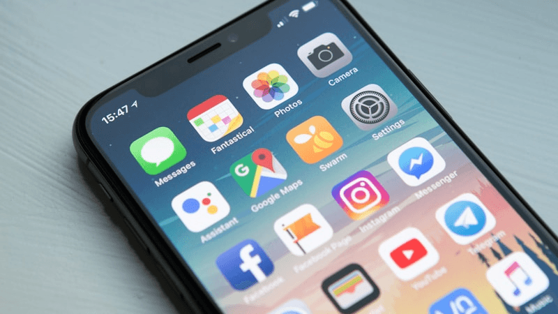 Due smartphone affiancati, uno con logo iOS e uno con logo Android, su sfondo scuro