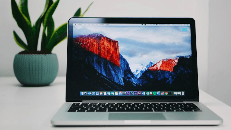 MacBook Pro aperto su una scrivania, simbolo del lavoro di sviluppo web professionale