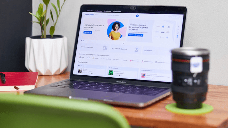 Schermata di Google Search aperta su laptop in ambiente di lavoro professionale