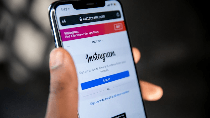 Persona che usa uno smartphone, social media per le attività locali